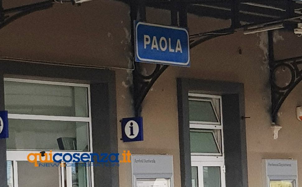 Stazione Paola treni 01