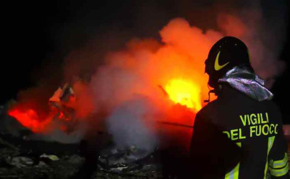 barca fuoco migranti