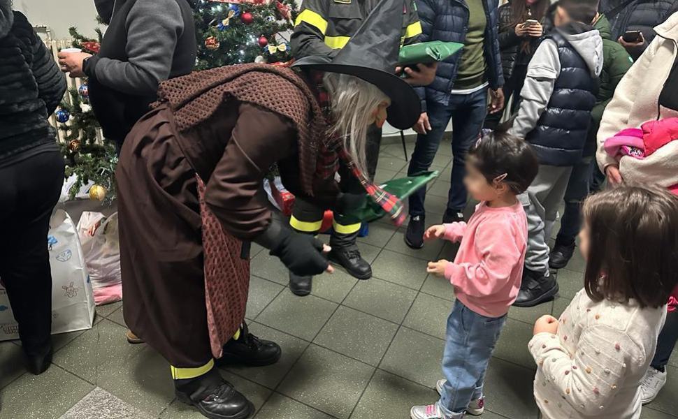 San Giovanni in Fiore, la Befana vola con i Vigili del Fuoco 52 befana vigili fuoco cosenza 03