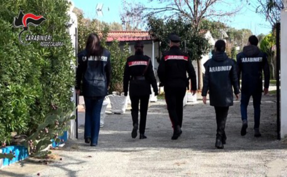 Intimidazione ad un negozio di parrucchiere, spari contro la porta d'ingresso 51 carabinieri