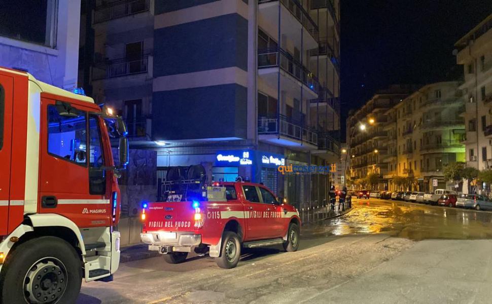 Cosenza: esplode condotta d'acqua, disagi e danni al manto stradale 1 condotta acqua cosenza 02 vigili fuoco