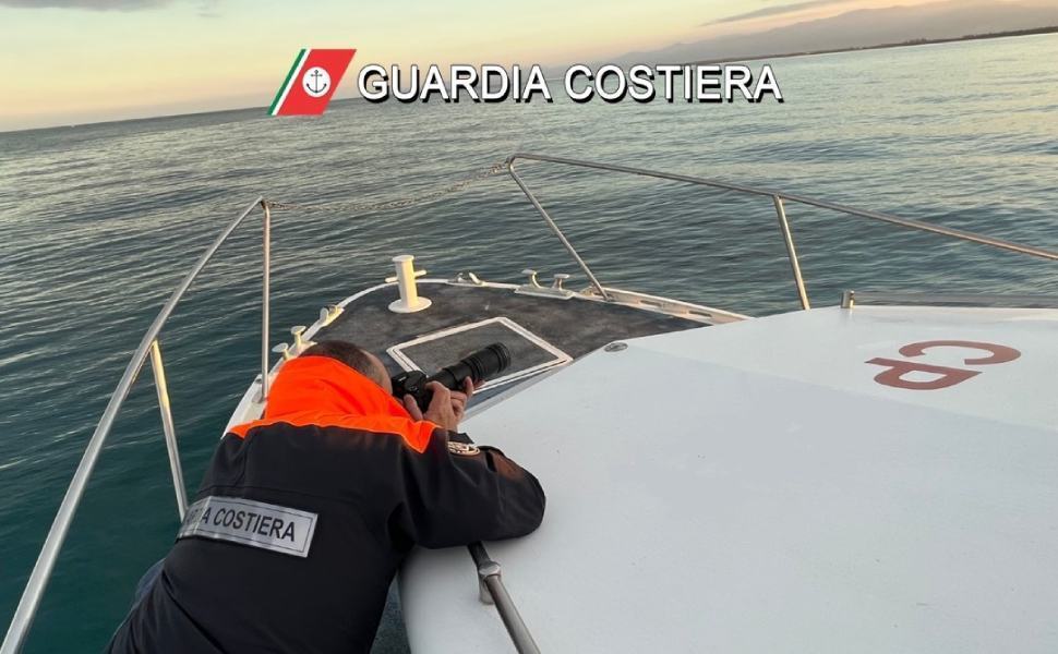 Trincee per la caccia create sul lungomare, 5 denunce nel Cosentino 52 guardia costiera appostamenti mare
