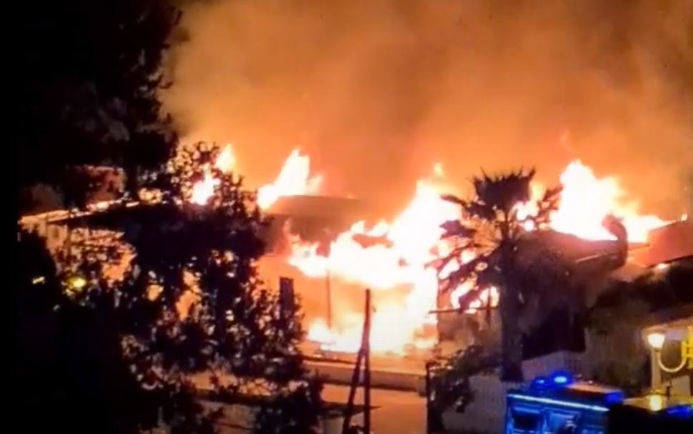 Scalea: in fiamme uno stabilimento balneare, danni ingenti 2 lido fiamme scalea