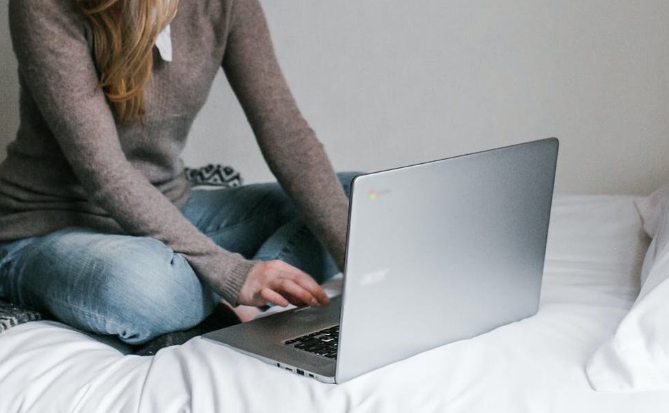 ragazza al pc online