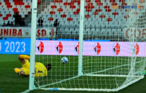 Rispoli risponde ad Esposito. Poi Cheddira gela il Cosenza, vince il Bari 2 a 1 57 Bari Cosenza