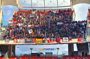 Rispoli risponde ad Esposito. Poi Cheddira gela il Cosenza, vince il Bari 2 a 1 56 Bari Cosenza tifosi