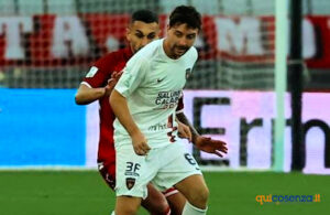 Rispoli risponde ad Esposito. Poi Cheddira gela il Cosenza, vince il Bari 2 a 1 60 Bari Cosenza