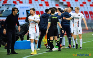 Rispoli risponde ad Esposito. Poi Cheddira gela il Cosenza, vince il Bari 2 a 1 58 Bari Cosenza