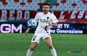 Rispoli risponde ad Esposito. Poi Cheddira gela il Cosenza, vince il Bari 2 a 1 59 Bari Cosenza 05