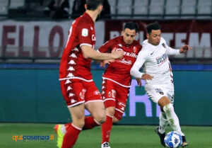 Rispoli risponde ad Esposito. Poi Cheddira gela il Cosenza, vince il Bari 2 a 1 61 Bari Cosenza