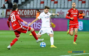 Rispoli risponde ad Esposito. Poi Cheddira gela il Cosenza, vince il Bari 2 a 1 62 Bari Cosenza