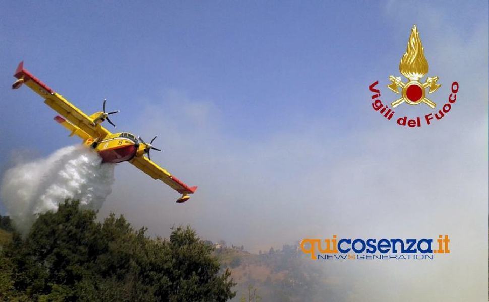 Canadair-incendio-Cosenza