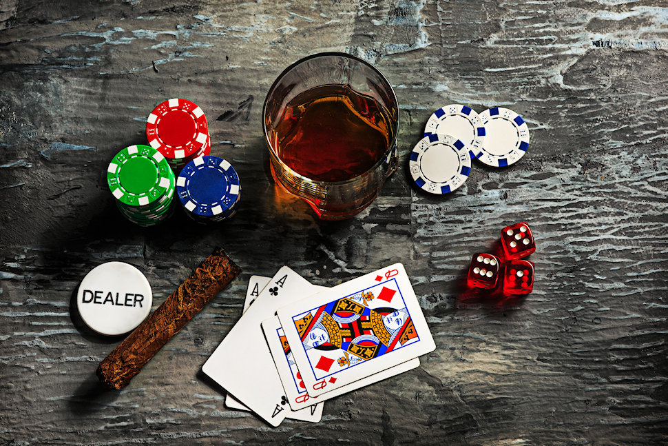 Carte da poker e fiches su tavolo