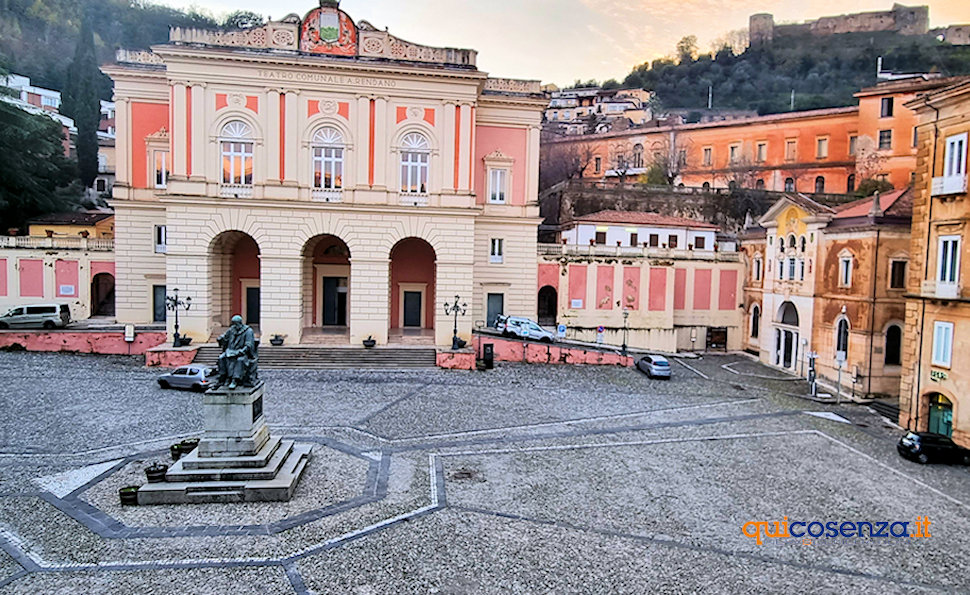 Cosenza Piazza XV Marzo biblioteca teatro rendano