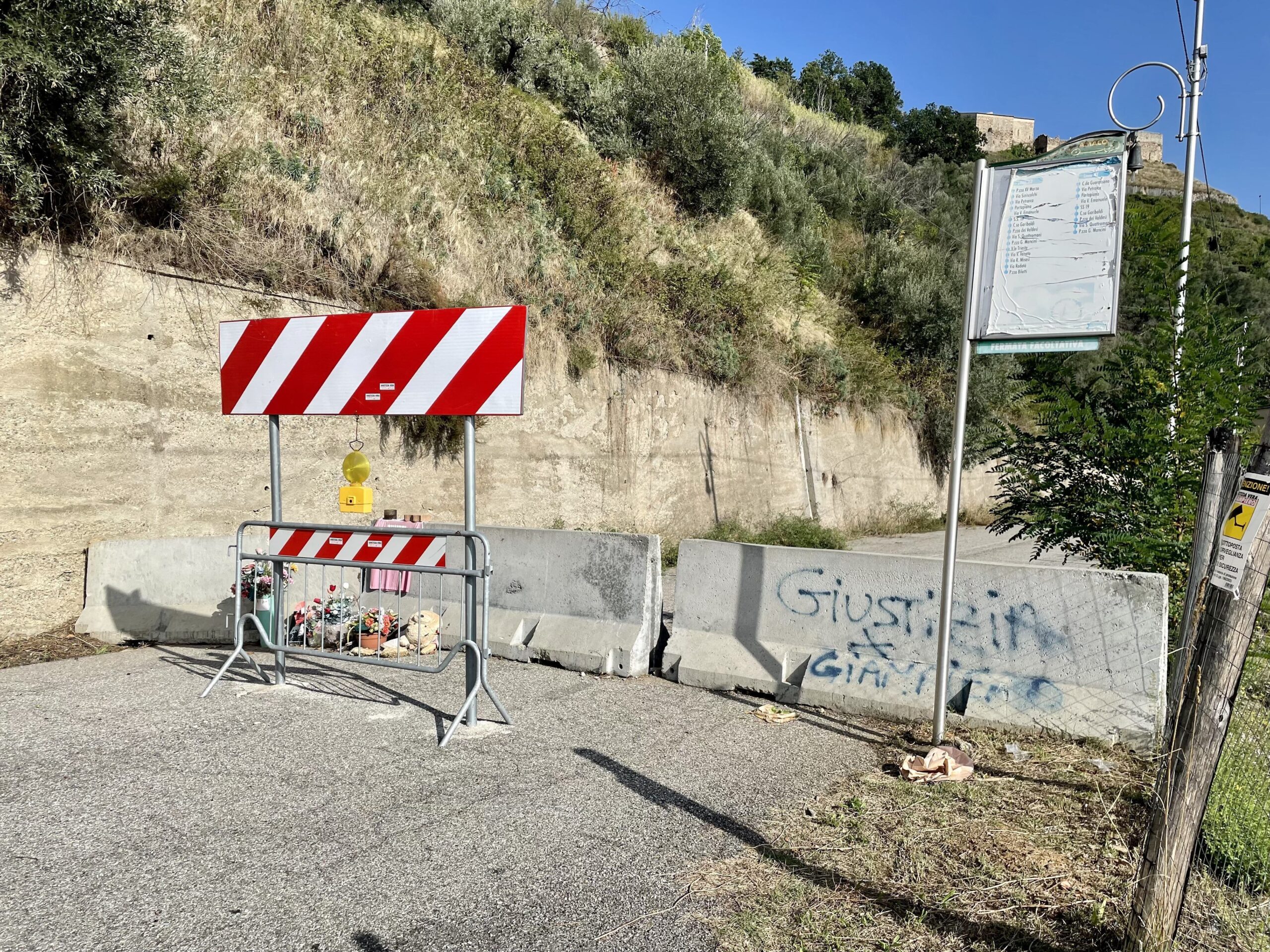 Cosenza, cittadini infuriati: «basta proclami, i cantieri nel centro storico sono ancora fermi» 53 FOTO STRADA INTERROTTA PORTAPIANA scaled