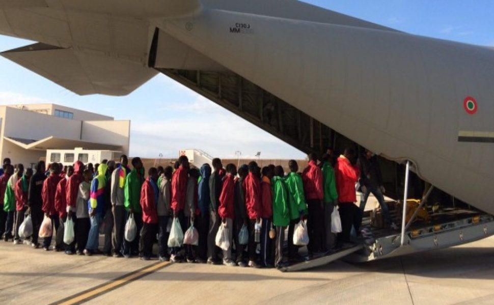 Limbarco dei migranti sul C 130J e1424245099639 1200x899 1 9778b130