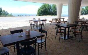 Tavoli esterno rifugio Botte donato