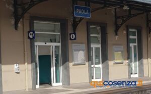 Treno bloccato per quattro ore nella galleria Santomarco, Di Natale: «Vergogna» 56 Stazione Paola treni 02