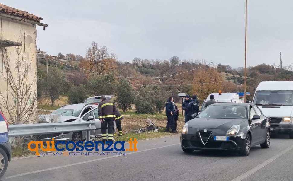 auto fuori strada casa guard rail ss 107 rende 02