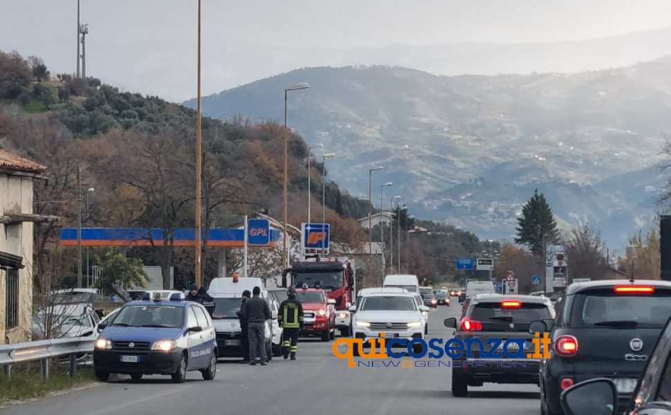 auto fuori strada casa guard rail ss 107 rende 04