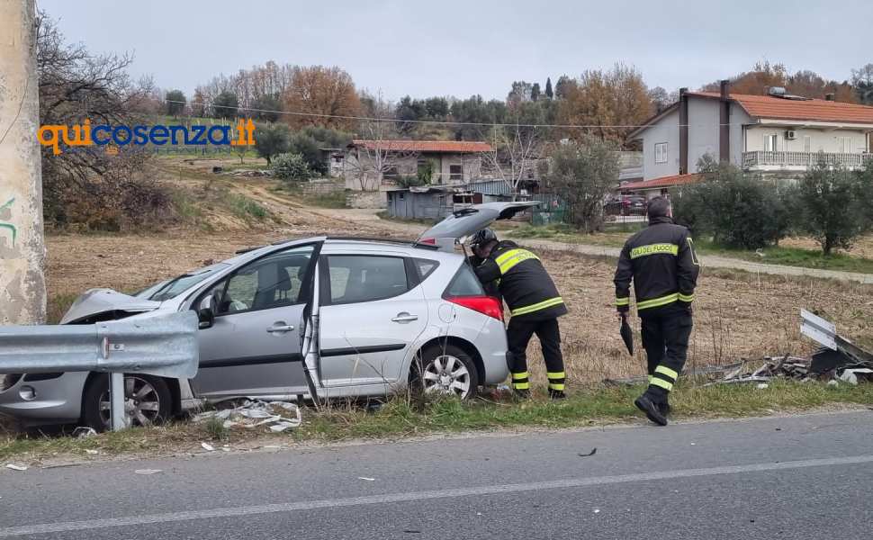 auto fuori strada casa guard rail ss 107 rende 05