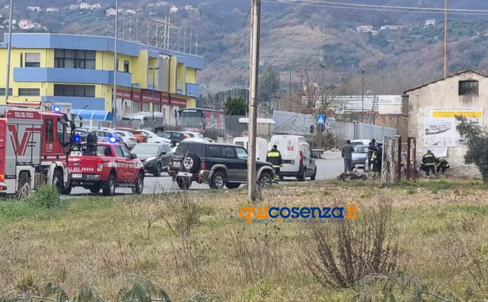 auto fuori strada casa guard rail ss 107 rende