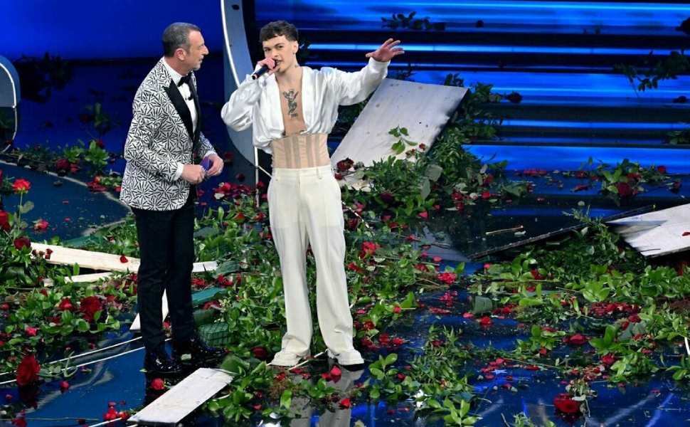 Sanremo: la 'follia' di Blanco finisce in tribunale, indagato per danneggiamento 54 blanco palco sanremo rose amadeus 01