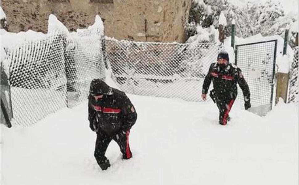 carabinieri soccorrono abitanti 1