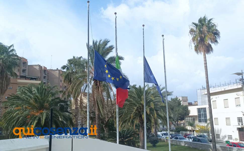 consiglio regionale bandiere mezza asta 02