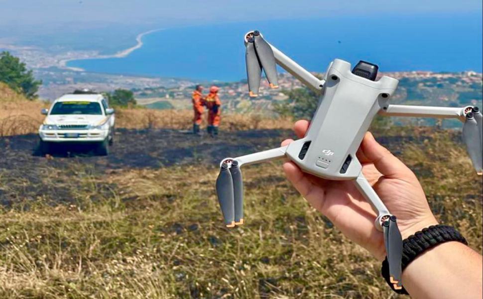 Piano AIB 2026 contro gli incendi in Calabria: fino a 40 droni in campo «senza i cittadini la tecnologia non basta» 52 incendi droni