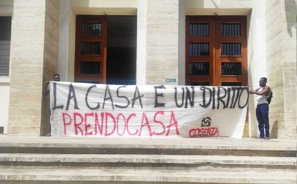 Emergenza abitativa a Cosenza: blitz di "Prendocasa" in Prefettura. “Istituzioni sorde e welfare inesistente" 53 protesta prendocasa cosenza