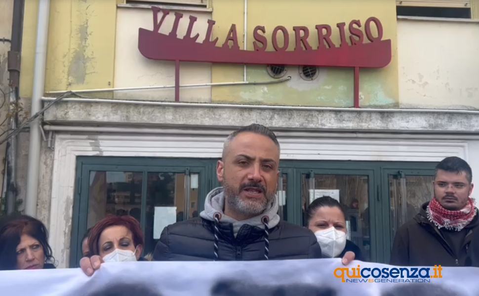 villa sorriso sit in lavoratore licenziato 01