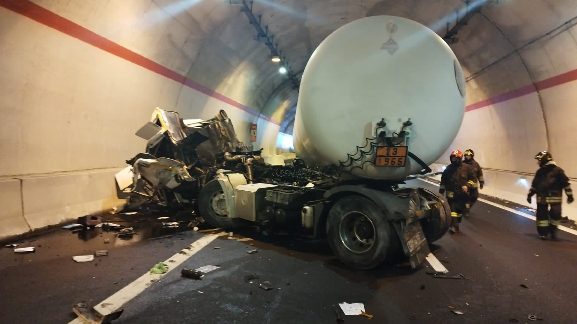 Scontro tra 2 mezzi pesanti in galleria a Mormanno. Chiusa la A2, interviene l'elisoccorso 53 784d20d3 97b6 4361 b4d2 f0cfdf60a58d