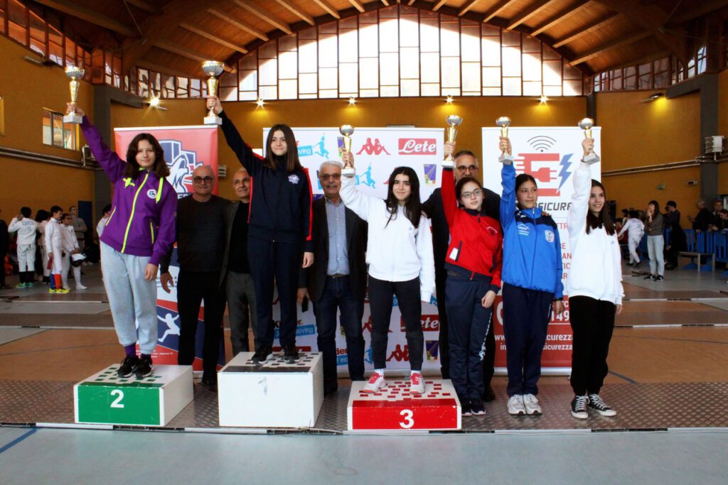 Scherma, a Castrolibero il campionato regionale under 14 per i giovani spadisti e fiorettisti 56 Campionato Regionale GPG 2023 podio spf ragazze