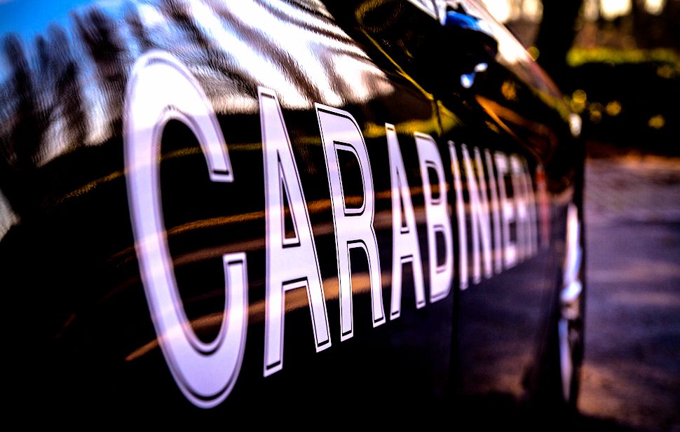 Carabinieri auto e scritta fiancata