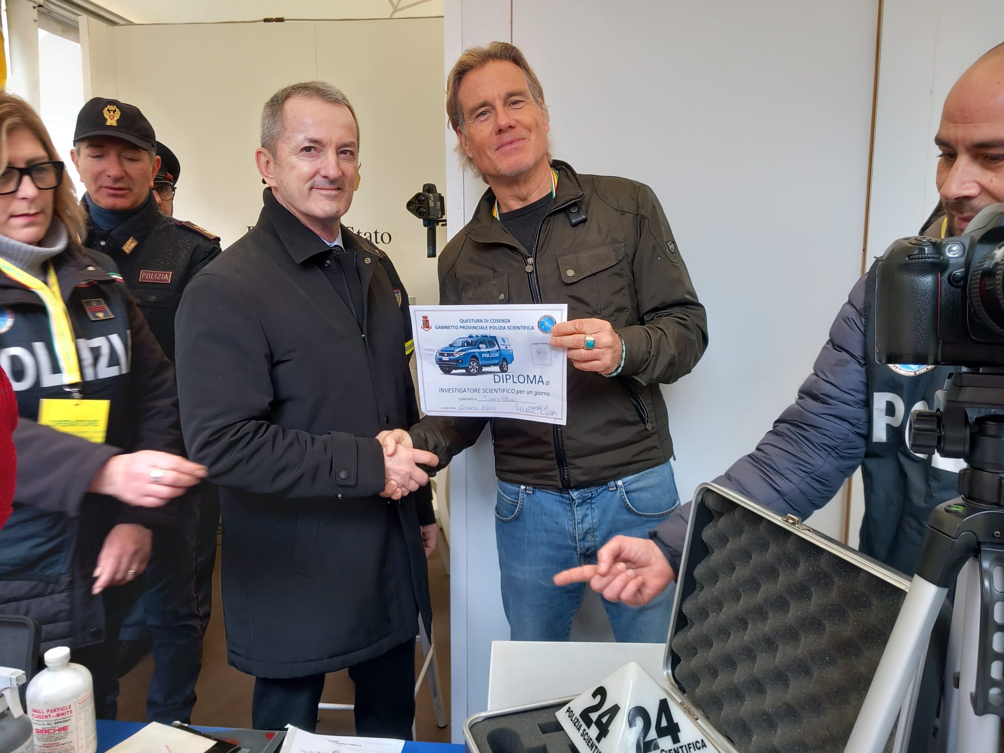 Jimmy Ghione a Cosenza: simpatica incursione allo stand della Polizia 52 Gimmy Ghione Cosenza 3