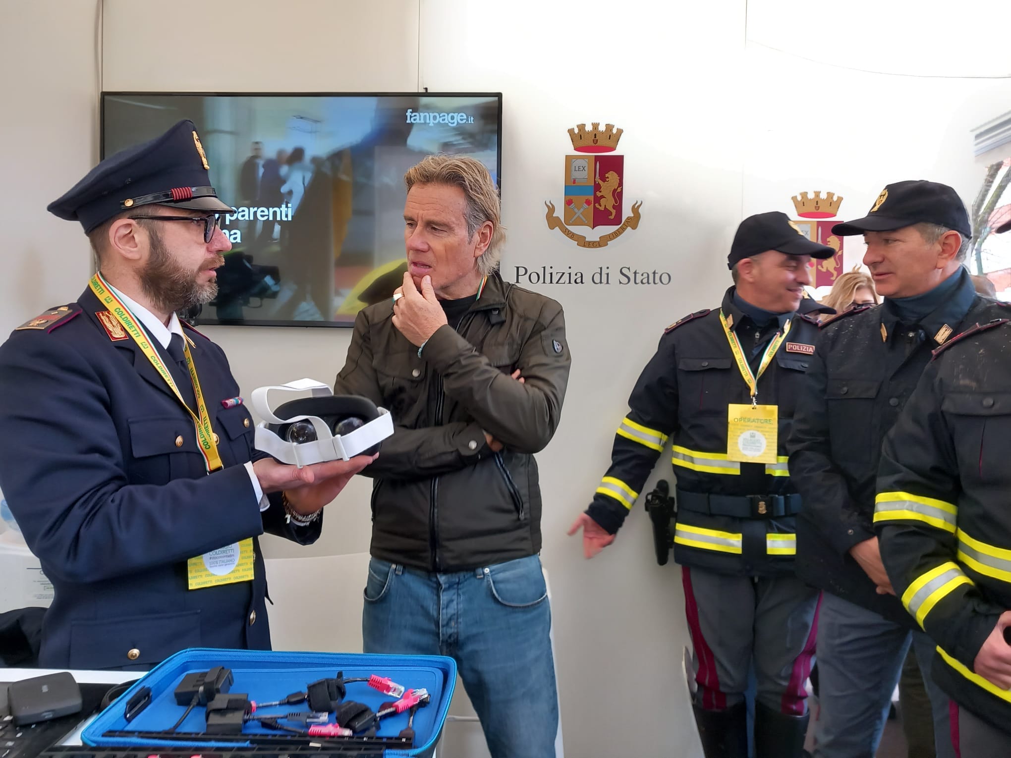 Jimmy Ghione a Cosenza: simpatica incursione allo stand della Polizia 53 Gimmy Ghione Cosenza 4
