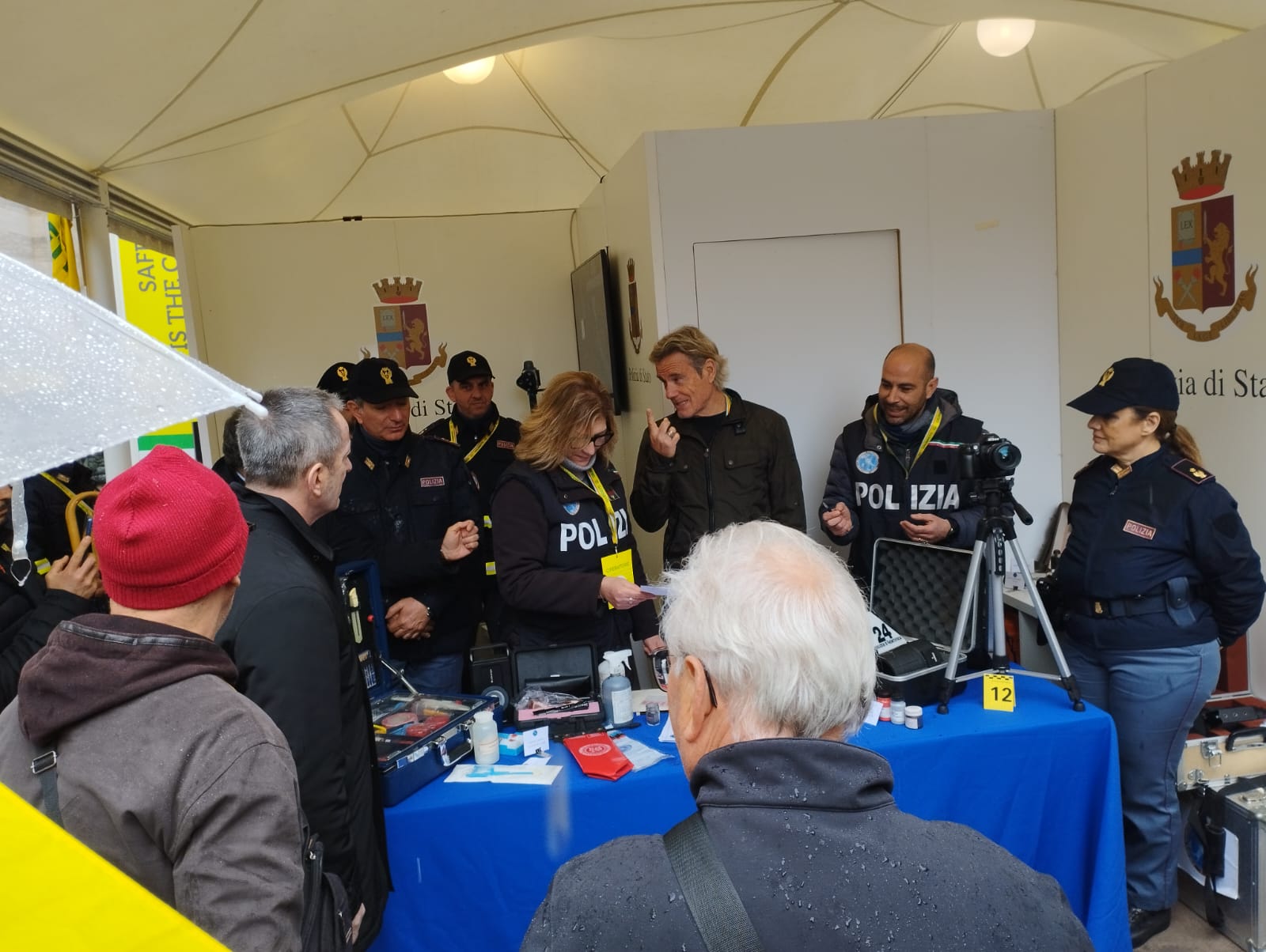 Jimmy Ghione a Cosenza: simpatica incursione allo stand della Polizia 54 Gimmy Ghione Cosenza 5