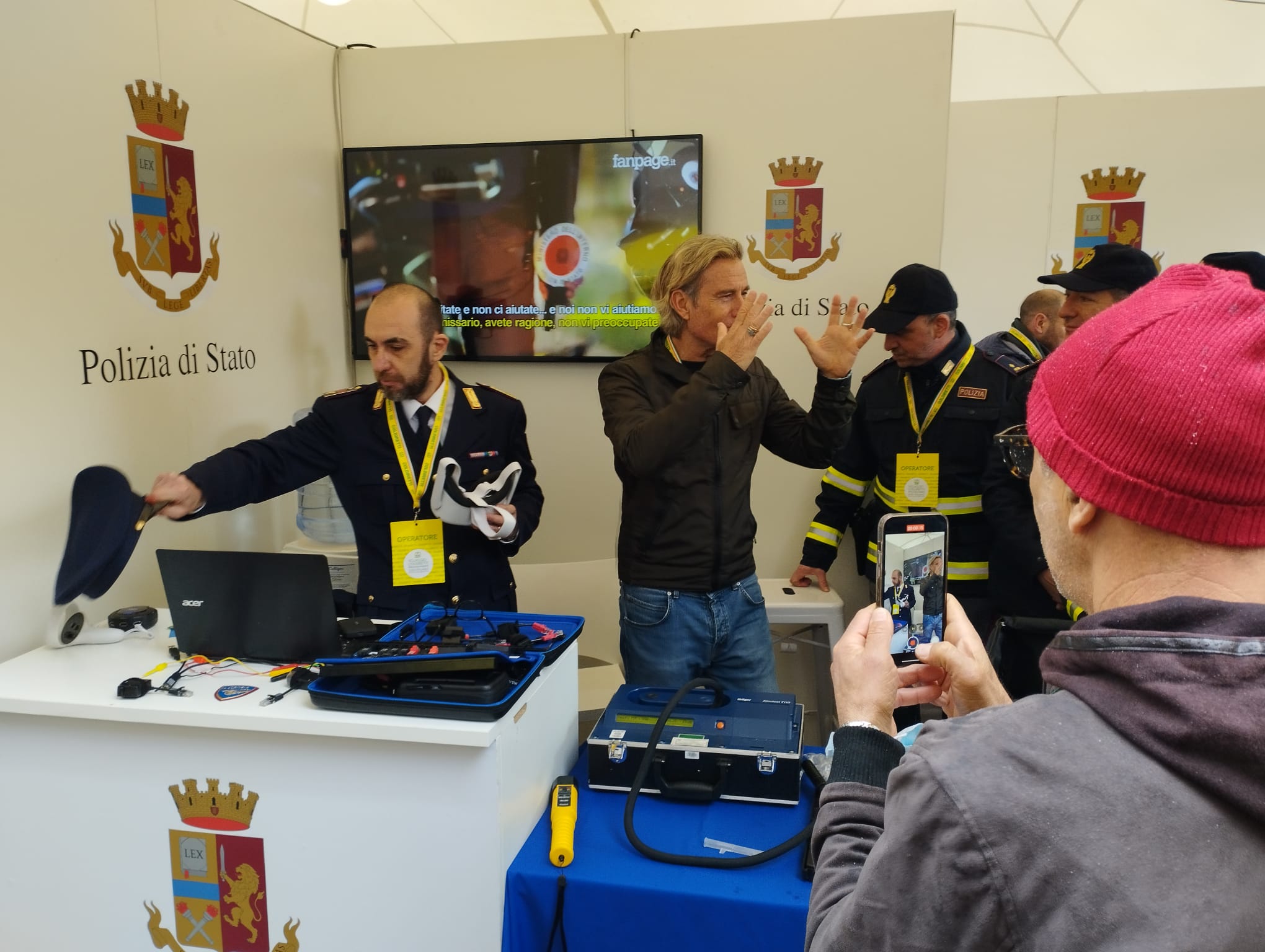 Jimmy Ghione a Cosenza: simpatica incursione allo stand della Polizia 55 Gimmy Ghione Cosenza 6