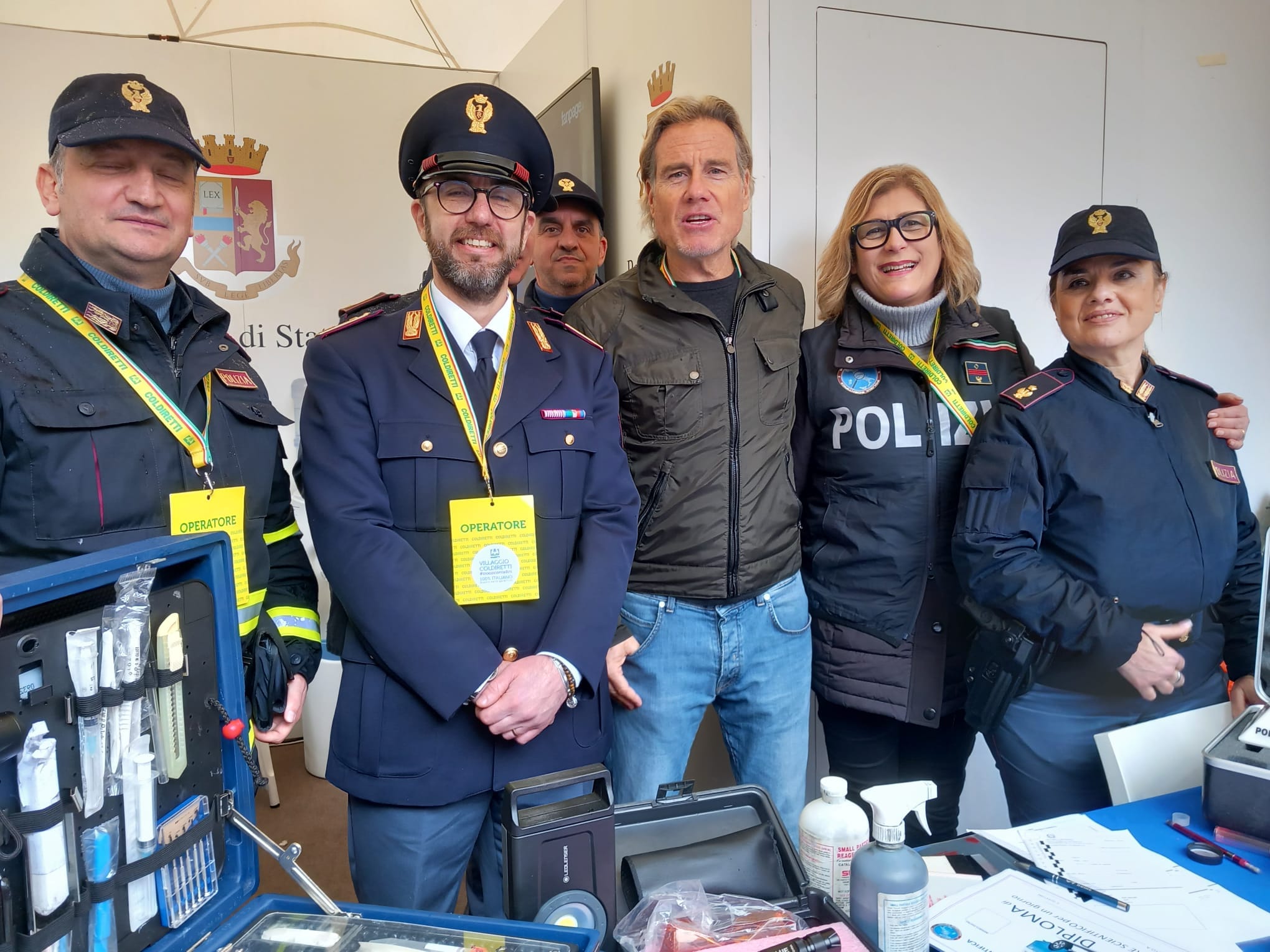 Jimmy Ghione a Cosenza: simpatica incursione allo stand della Polizia 56 Gimmy Ghione Cosenza 7
