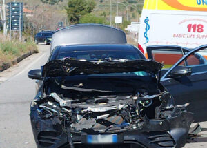 Castrovillari, ennesimo incidente all'incrocio della Pietà. Scontro auto-furgone che si ribalta 53 Incidenrte castrovillari 02