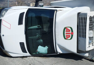 Castrovillari, ennesimo incidente all'incrocio della Pietà. Scontro auto-furgone che si ribalta 54 Incidenrte castrovillari 03