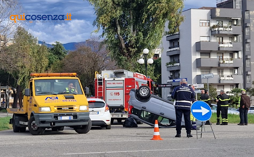 Paurosa carambola a Rende: auto si ribalta su via Rossini. Intervengono i vigili del fuoco 54 Incidente Rende auto capottata 01