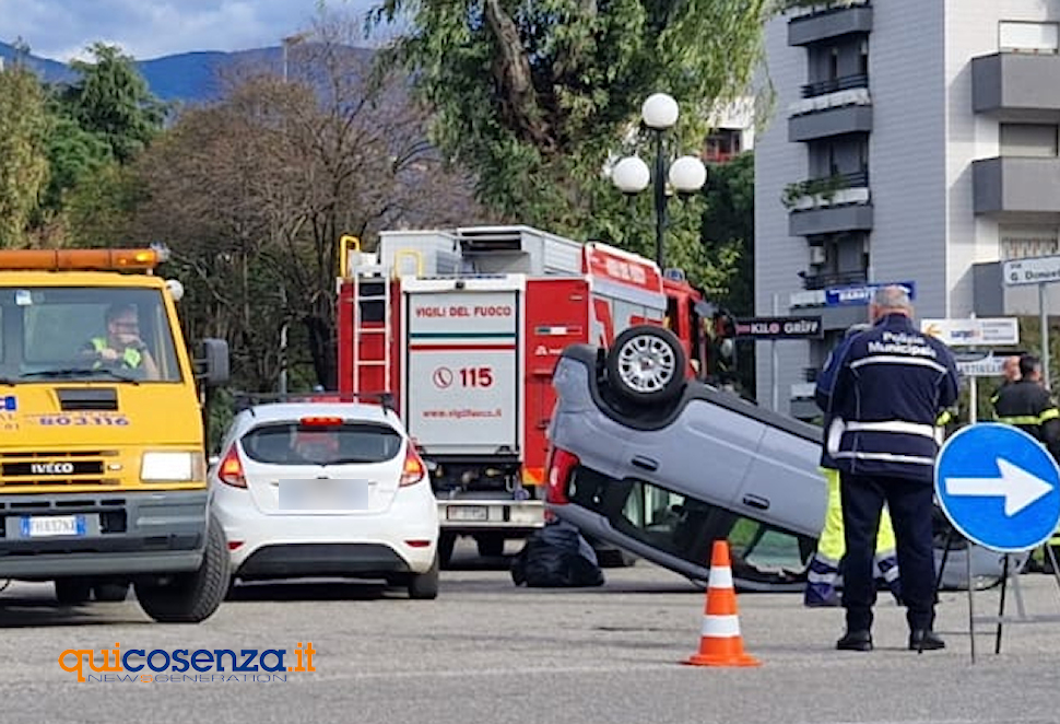 Paurosa carambola a Rende: auto si ribalta su via Rossini. Intervengono i vigili del fuoco 53 Incidente Rende auto capottata 02