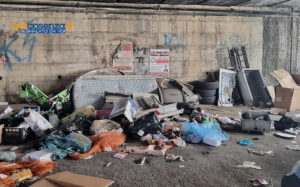 Via padre giglio sporcizia 06