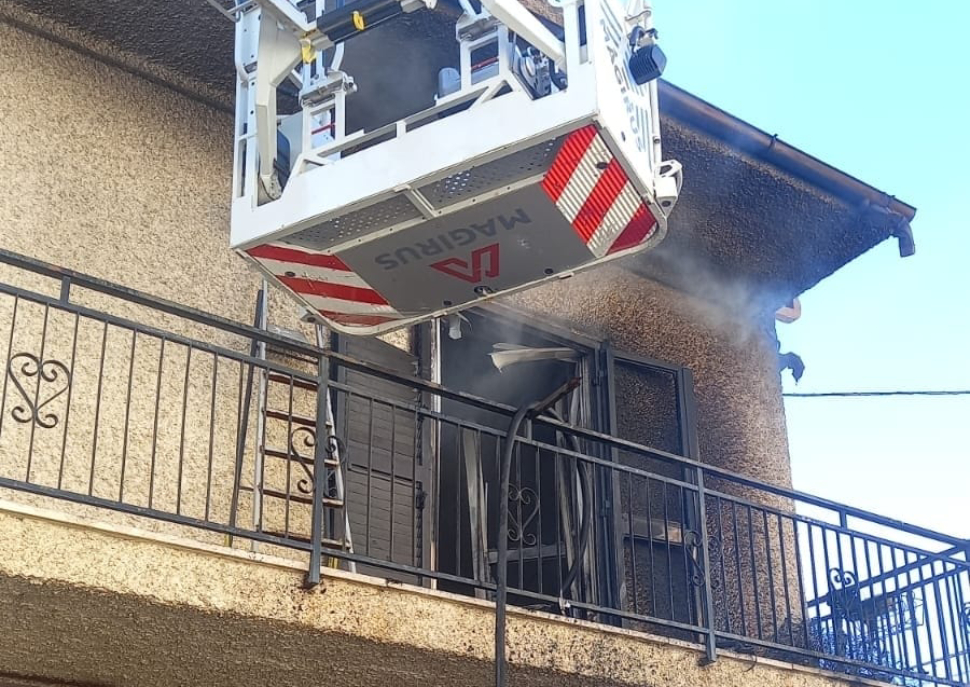 Paura a Montalto Uffugo, incendio divampa all'interno di un'abitazione 51 Vigili del fuoco
