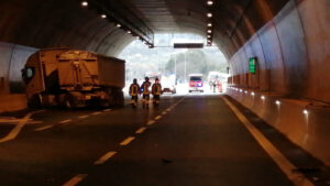 Scontro tra 2 mezzi pesanti in galleria a Mormanno. Chiusa la A2, interviene l'elisoccorso 55 bd121735 781b 46bc b6c7 f5cebd14d96c
