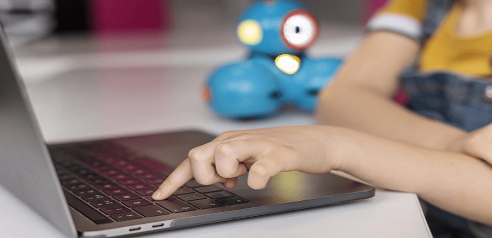 Tutela dei minori nell'uso dei media: Corecom Calabria approva un regolamento 51 bimbo al computer 780x470 1