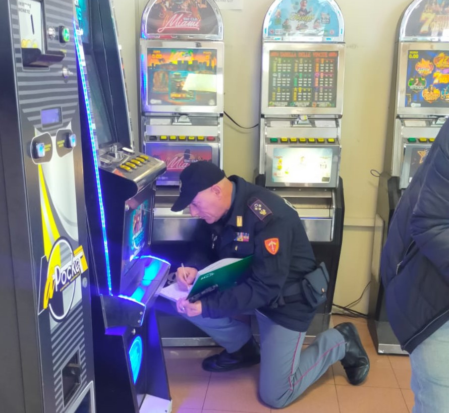 Slot machine truccate sequestrate a San Salvo dalle Fiamme Gialle -  Zonalocale