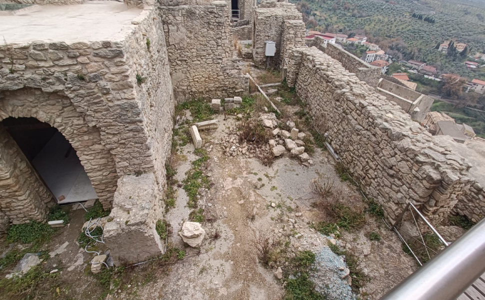 Cleto, cantiere del castello nel centro storico in stato di abbandono 59 cantiere cleto castello 04
